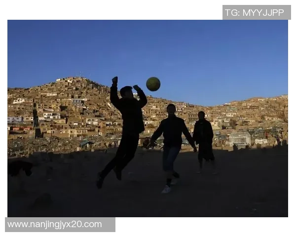 阿富汗足球明星的崛起与挑战:在逆境中追寻梦想的故事